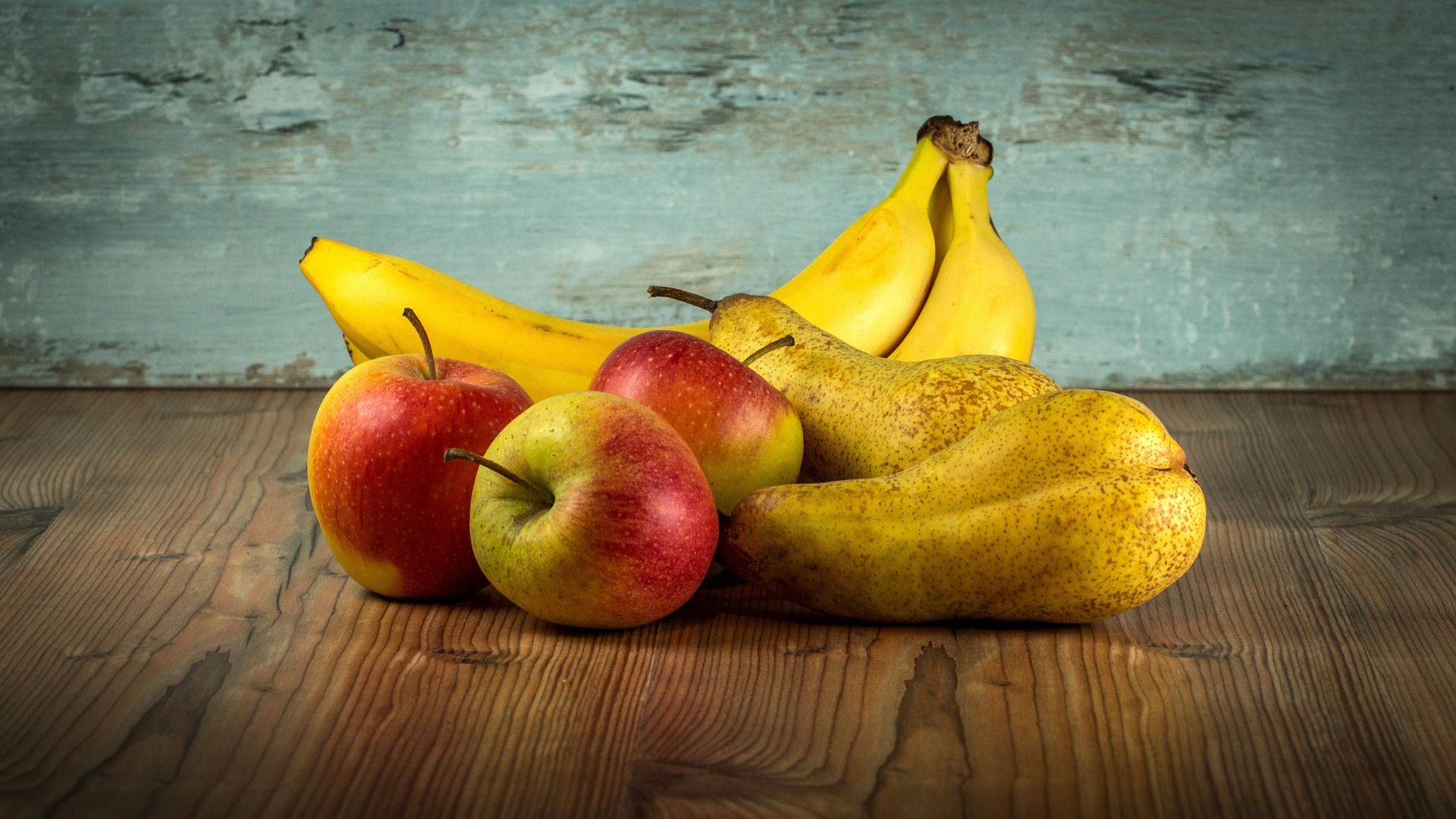 La manzana, la pera y el plátano son algunas de las mejores frutas para desinflamar el colon