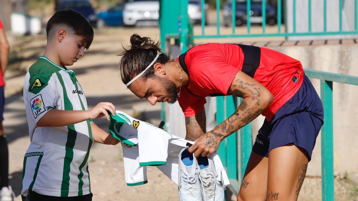 Dragisa Gudelj firma la camiseta de un joven aficionado tras el entrenammiento.