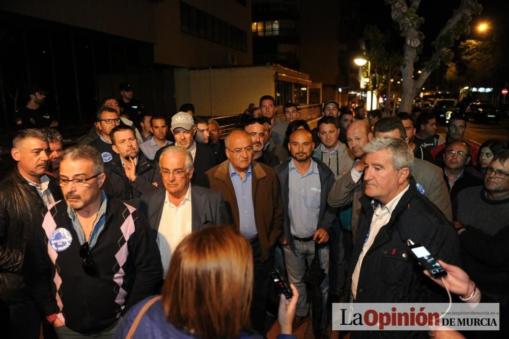 La noche de protesta de los agricultores se pasa con migas