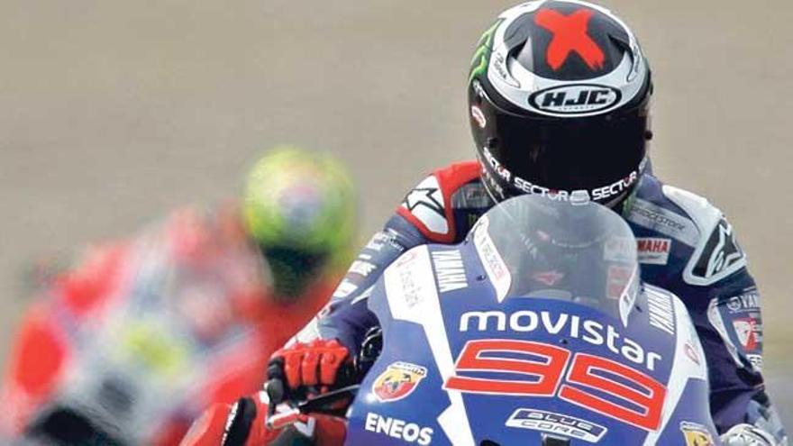 Jorge Lorenzo levanta la rueda de la Yamaha durante la carrera del domingo en Japón.