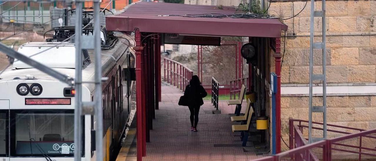 Usuarios de la línea Gijón-Laviana, en la estación de Feve de Sama.