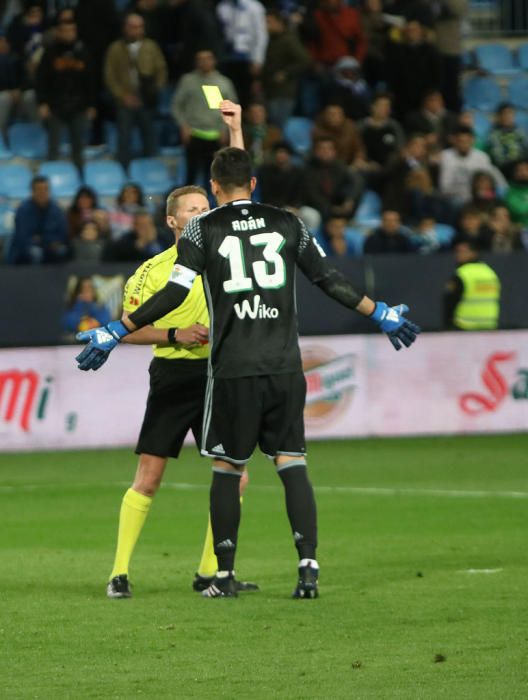 Las imágenes del derbi andaluz en La Rosaleda, que estuvo precedido de un minuto de silencio en memoria de Pablo Ráez. Sobre el césped, el conjunto bético remontó un choque en el que el Málaga CF no estuvo bien.