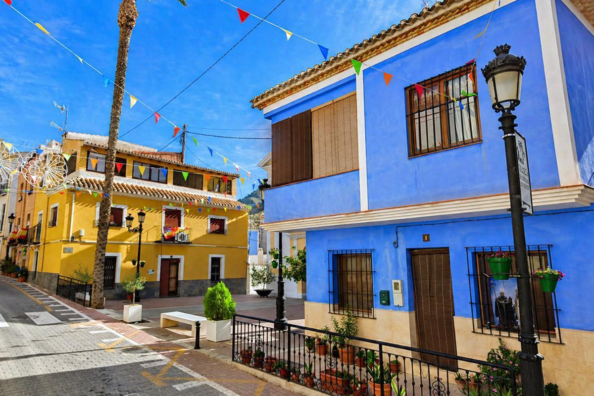 Las coloridas casas solariegas de Ojós.
