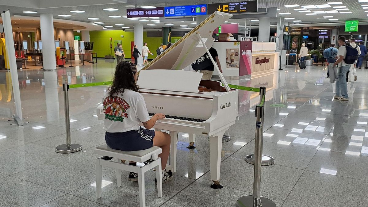 Bierkönig-Partygängerin kann am Flughafen Mallorca auch anders