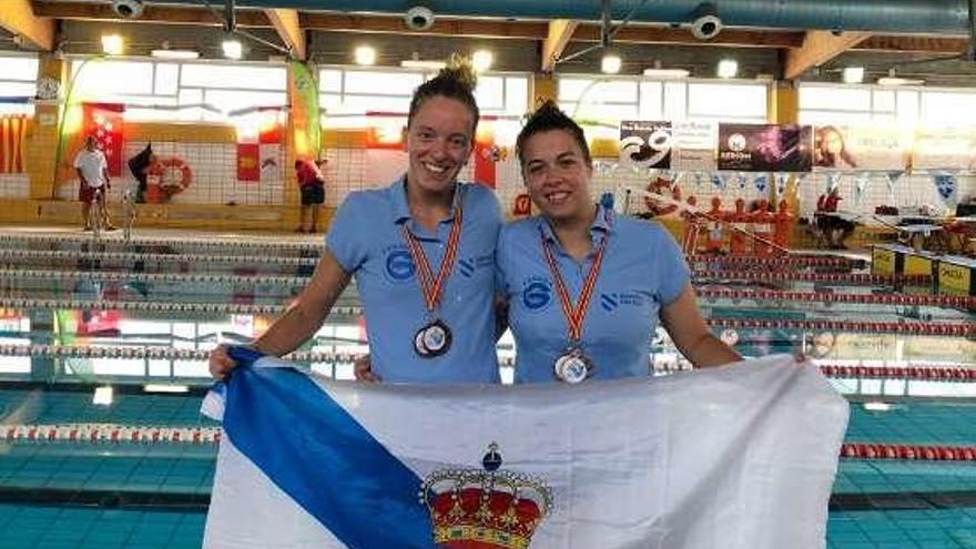 Raquel Martínez y Cristina García, con sus medallas.