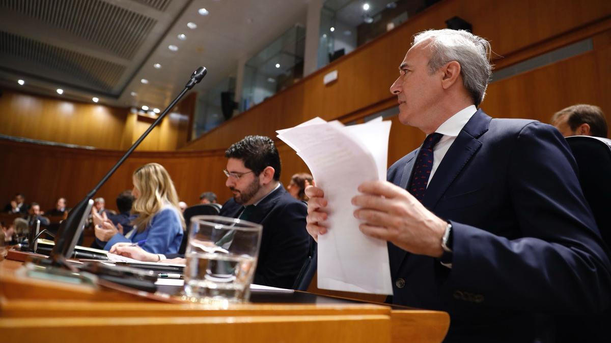 En imágenes | Azcón responde a las preguntas de los diputados en las Cortes