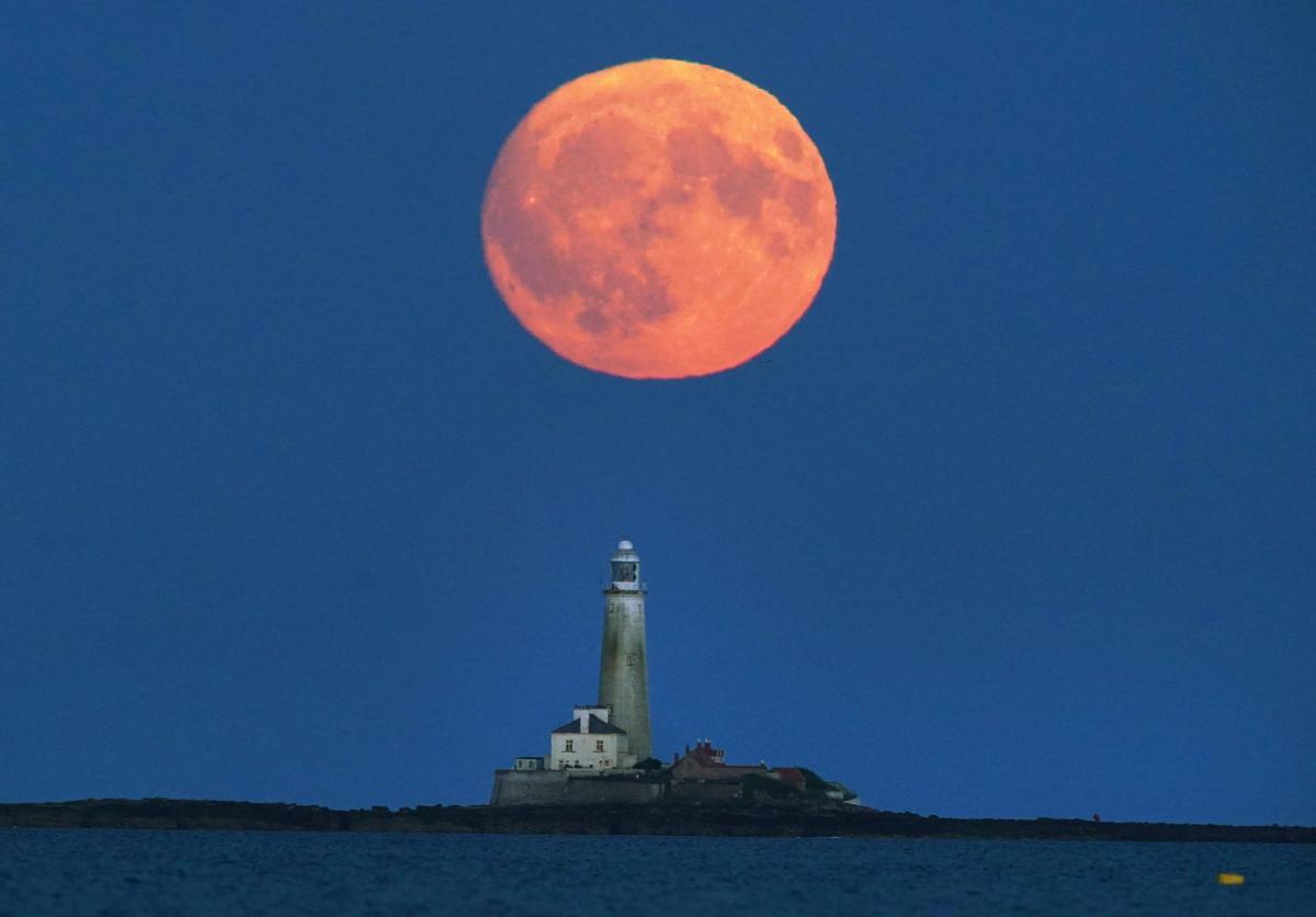 La Superluna de ciervo sobre el faro de St Marys, en Whitley Bay, Inglaterra.