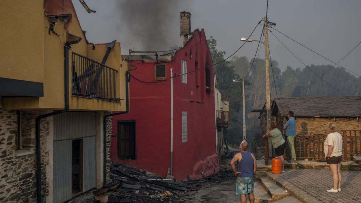 Casas destruidas por el 
incendio en Alixo (O Barco de
Valdeorras).   | // BRAIS LORENZO