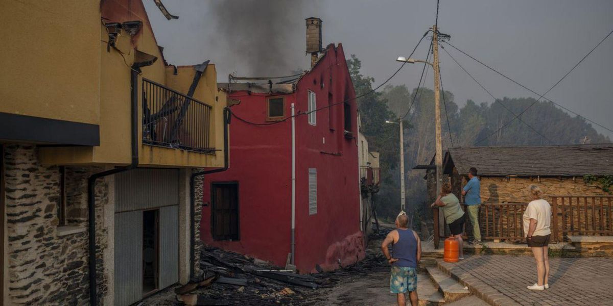 Casas destruidas por el incendio en Alixo (O Barco deValdeorras). | // BRAIS LORENZO