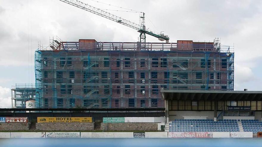 Los edificios en construcción a la entrada de Luanco.