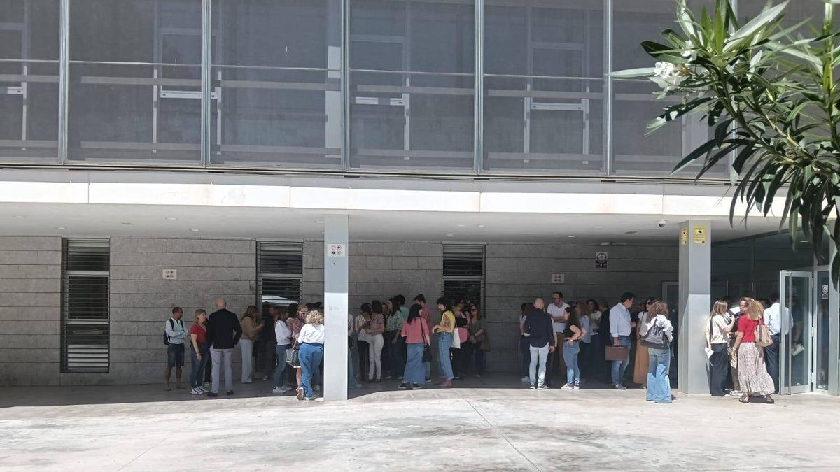 Segundo día de protesta a la puerta de los juzgados.