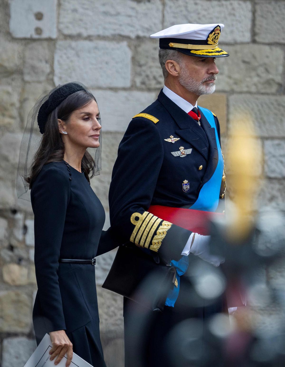 El rey Felipe VI y la reina Letizia de España llegan a la Abadía de Westminster en Londres el 19 de septiembre de 2022 para el funeral estatal de la reina Isabel II de Gran Bretaña.