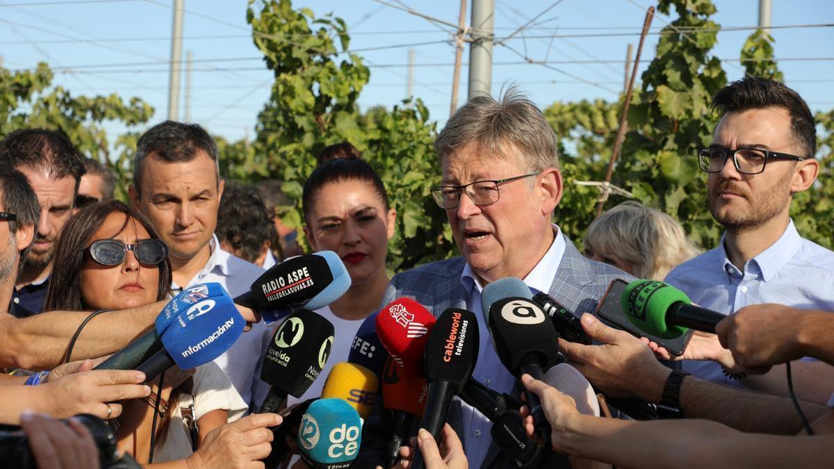 El presidente de la Generalitat, Ximo Puig, atiende a los medios en Novelda junto a la consellera de Agricultura, Mireia Mollà.