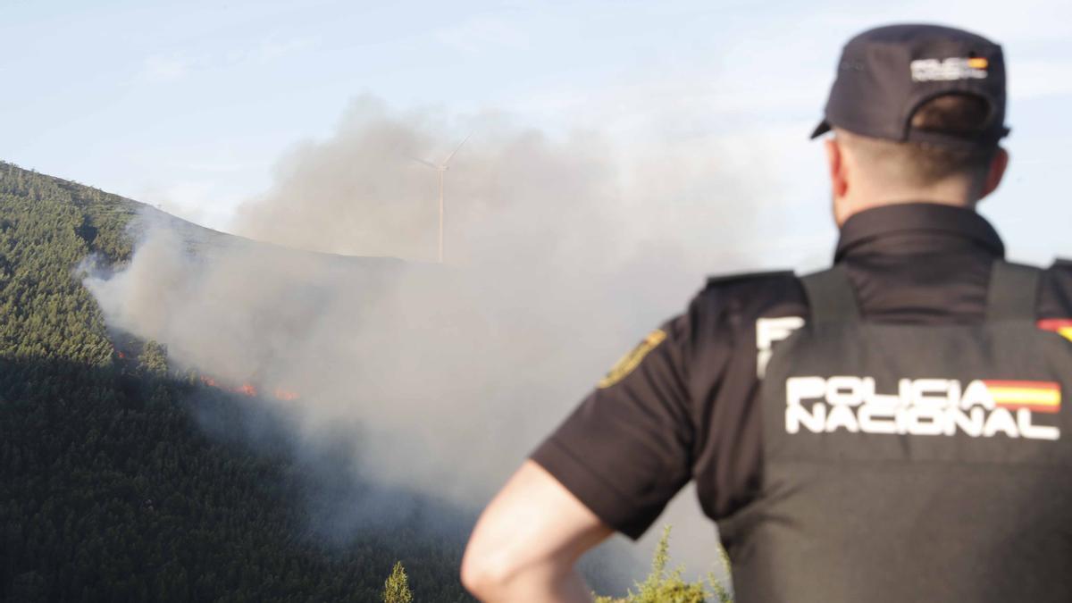 El incendio en el monte Xiabre amenaza casas en Caldas