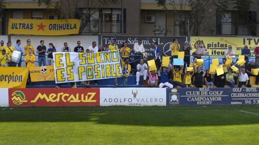 Aficionados del Orihuela animando a su equipo en el campo de Los Arcos.
