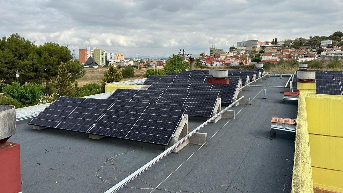 Instalación fotovoltaica en el techo del colegio Pintor Andreu