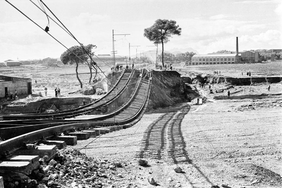 L’estat en què va quedar el pont de Renfe a la riera de les Arenes, al Vallès.