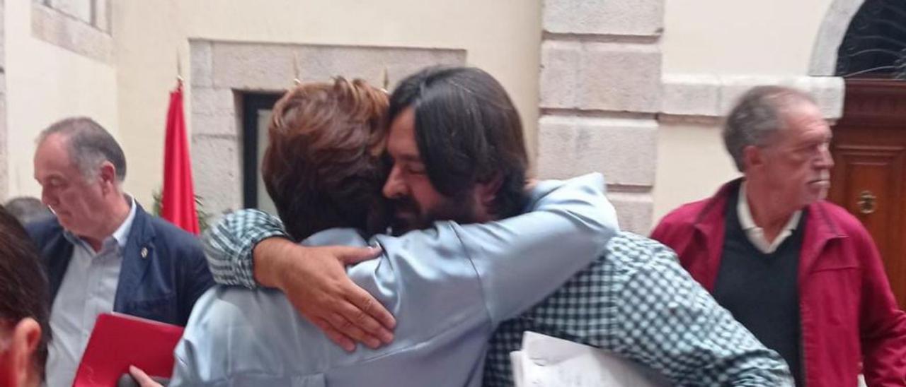 Enrique Riestra, ayer, abrazando a Marián García de la Llana.
