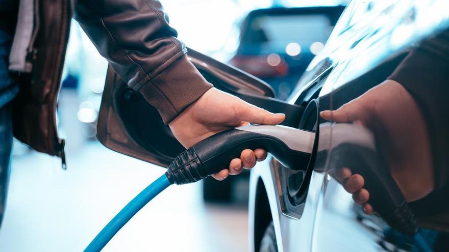 Las ventas mundiales de coches eléctricos alcanzarán los 17 millones de unidades en 2024, según la AIE