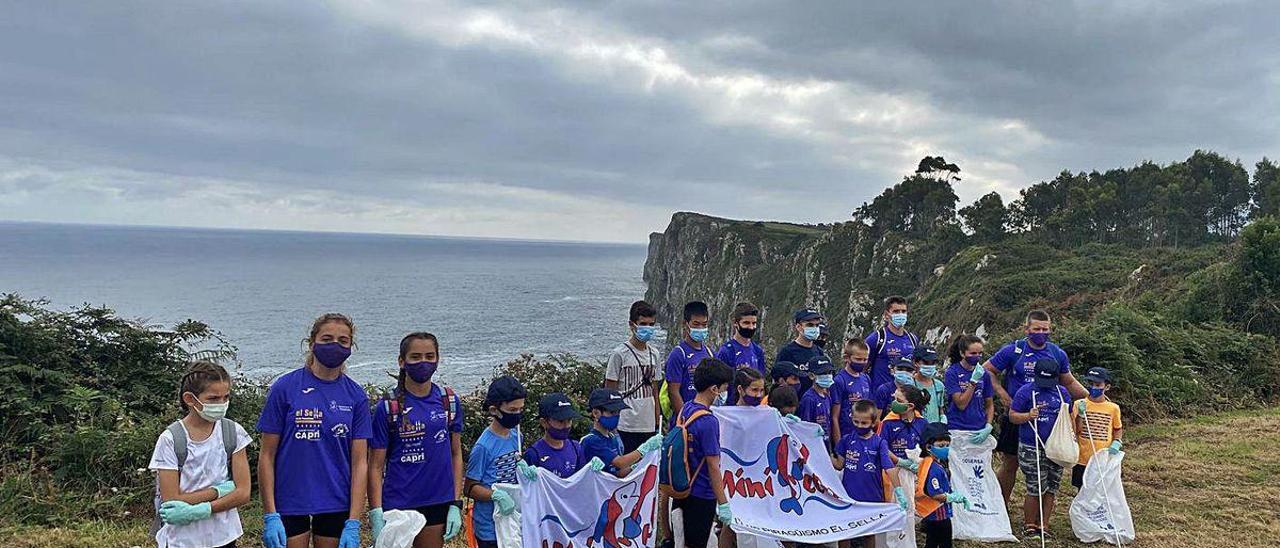 El grupo de voluntarios, antes de empezar a limpiar en la costa riosellana.