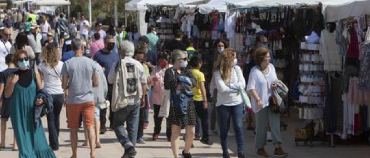 Gente en el paseo del Port. | DANI  TORTAJADA