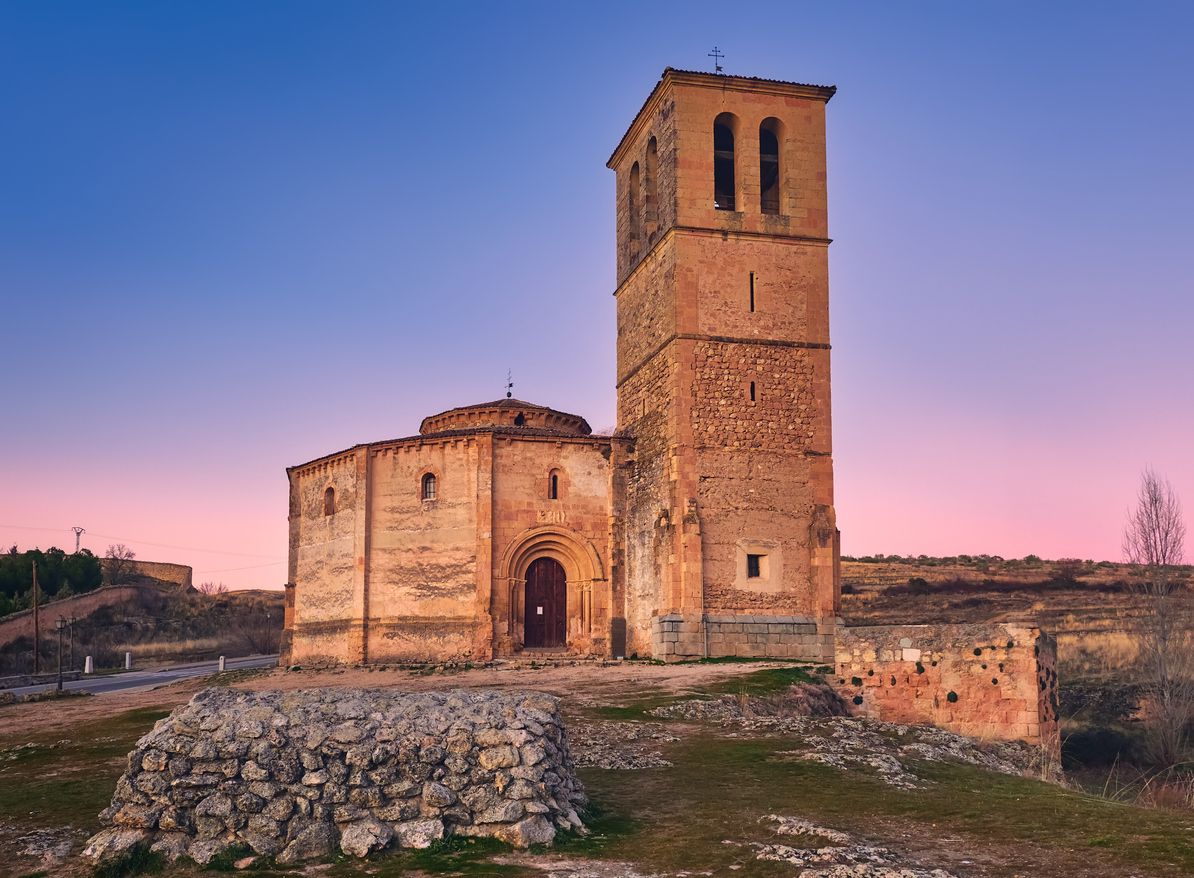 Resulta imprescindible alejarse del centro de Segovia para descubrir la iglesia del la Vera Cruz.
