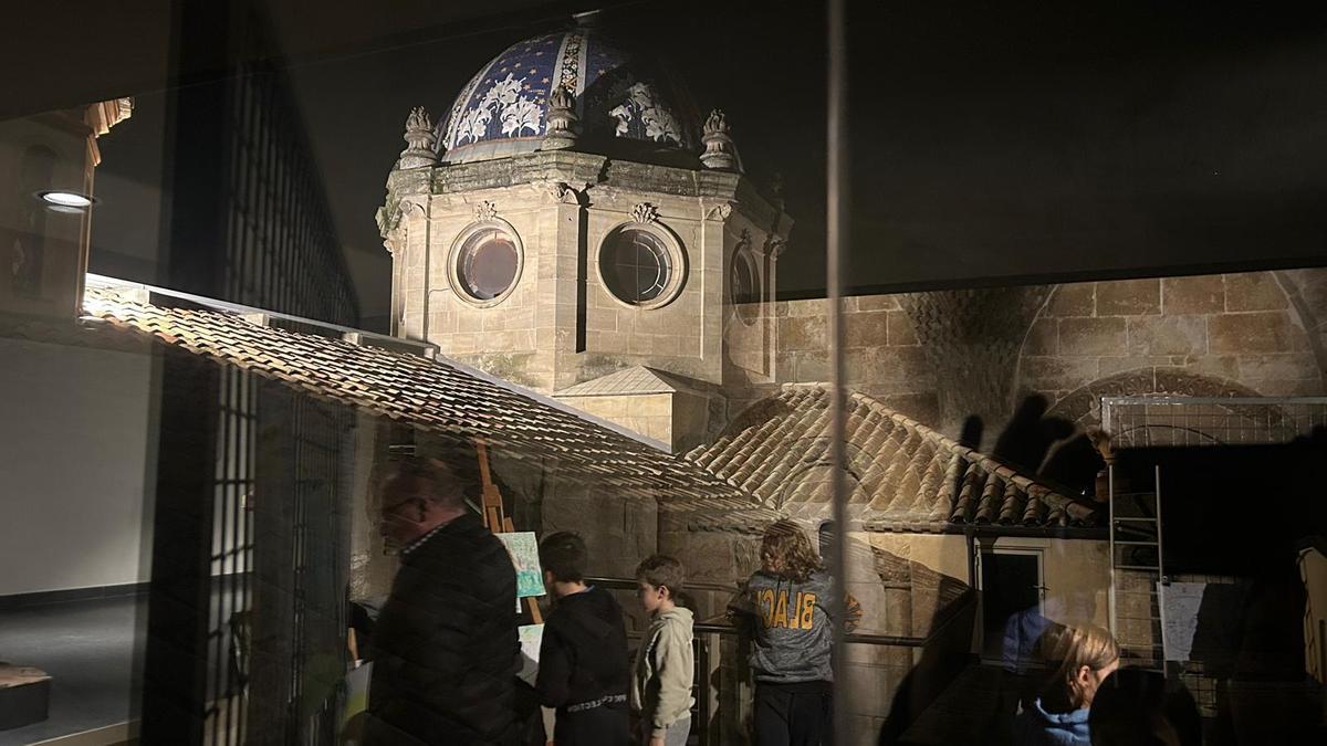 Un joc d'imatges a l'exposició de dibuixos