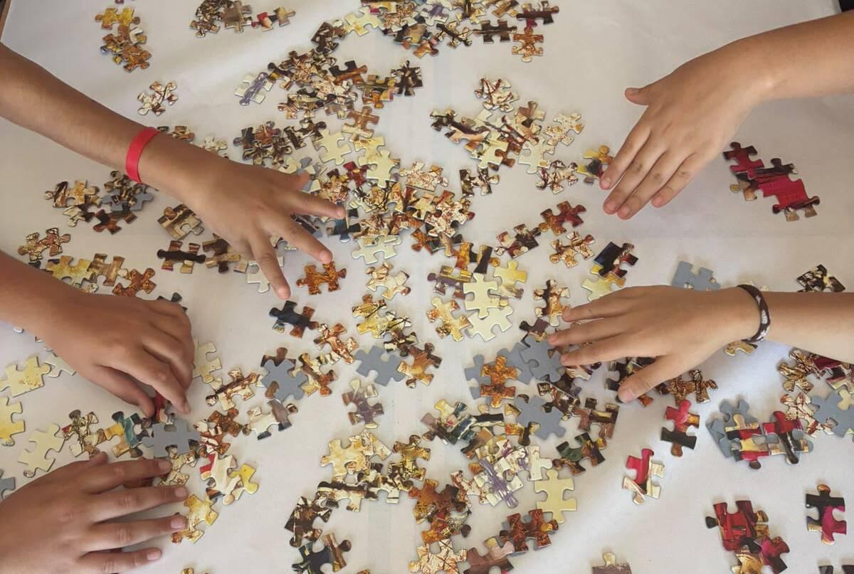 Los docentes utilizan recursos como puzles para motivar a los alumnos que participan en este programa de refuerzo en el IES Cánovas del Castillo de Málaga.