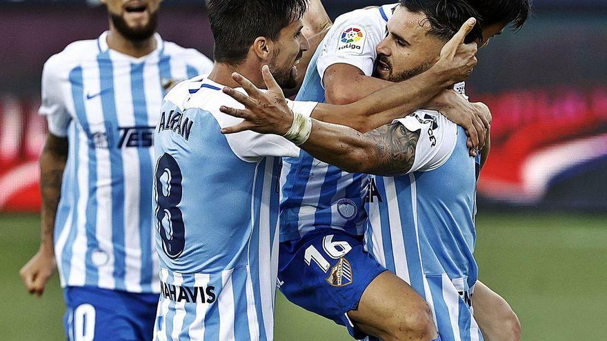 Los jugadores del Málaga celebran uno de sus goles contra el Girona.