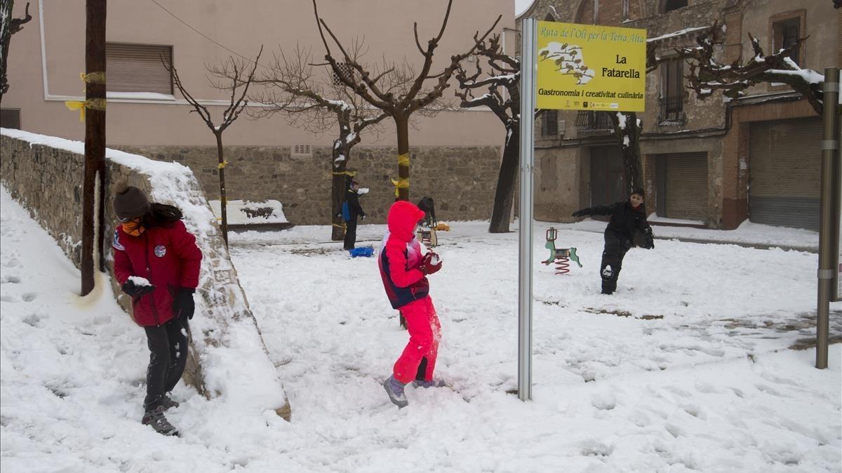 Escolars de la Fatarella (Terra Alta), disfruten de la neu.