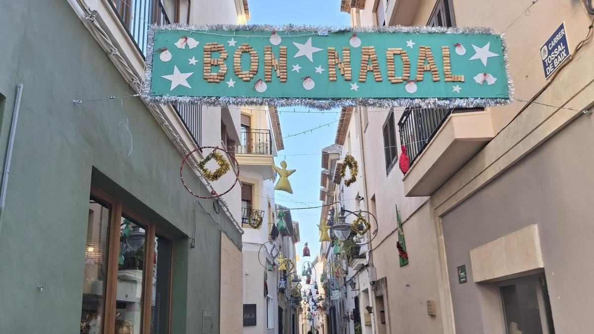 La decoración navideña que han realizado los vecinos de la calle Tossal de Baix