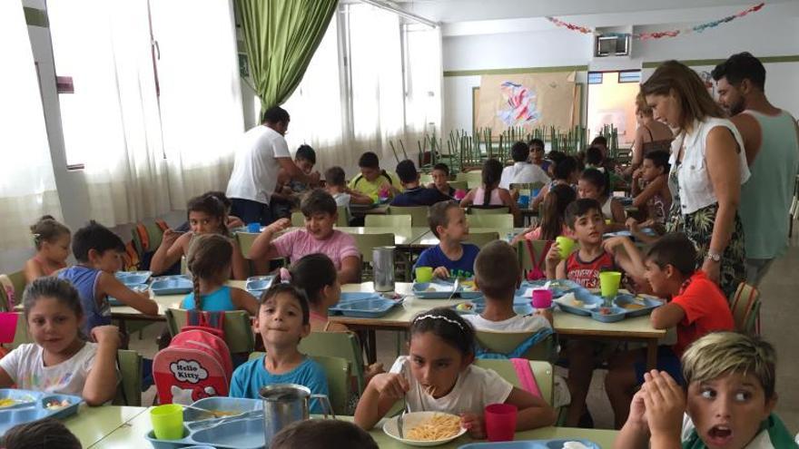 La edil de Bienestar Social en el comedor del CEIP Miguel Hernández