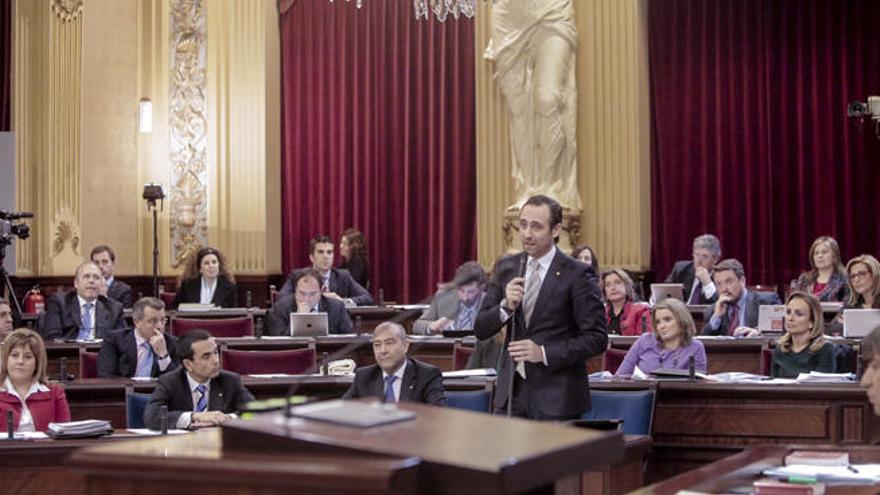 Bauzá se dirige a los diputados en un momento del pleno de ayer.