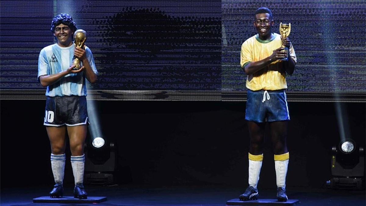 Las estatuas de Maradona y Pelé fueron presentadas durante el sorteo