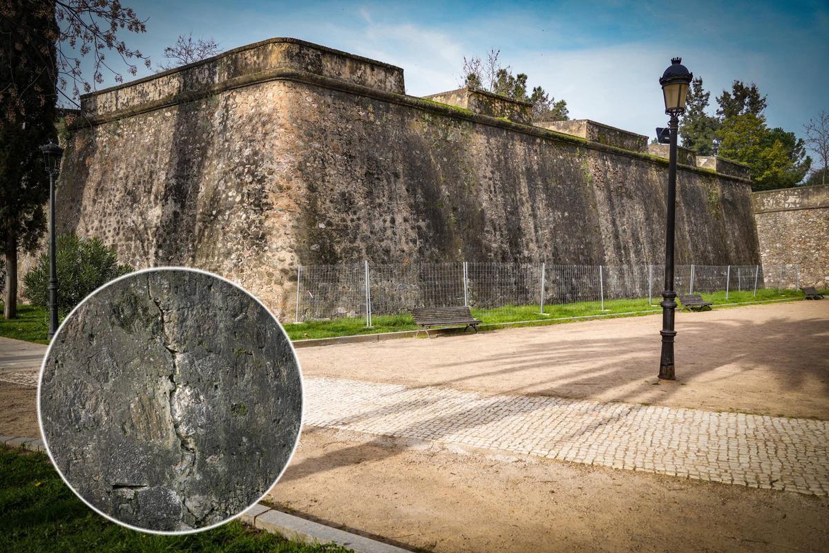 El flanco izquierdo del baluarte de Santa María, con las vallas en el tramo donde está la grieta, en primer plano en la foto superpuesta.