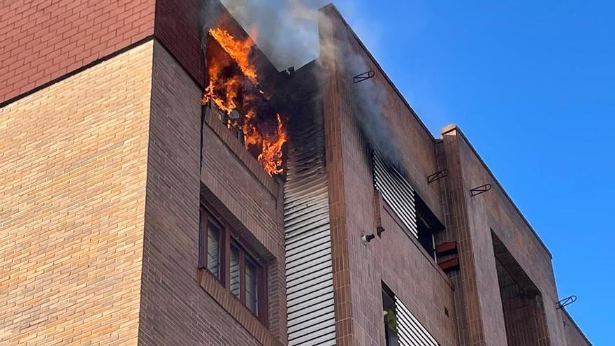 Alarmante incendio en Oviedo: rescatan a una mujer de su piso envuelto en llamas