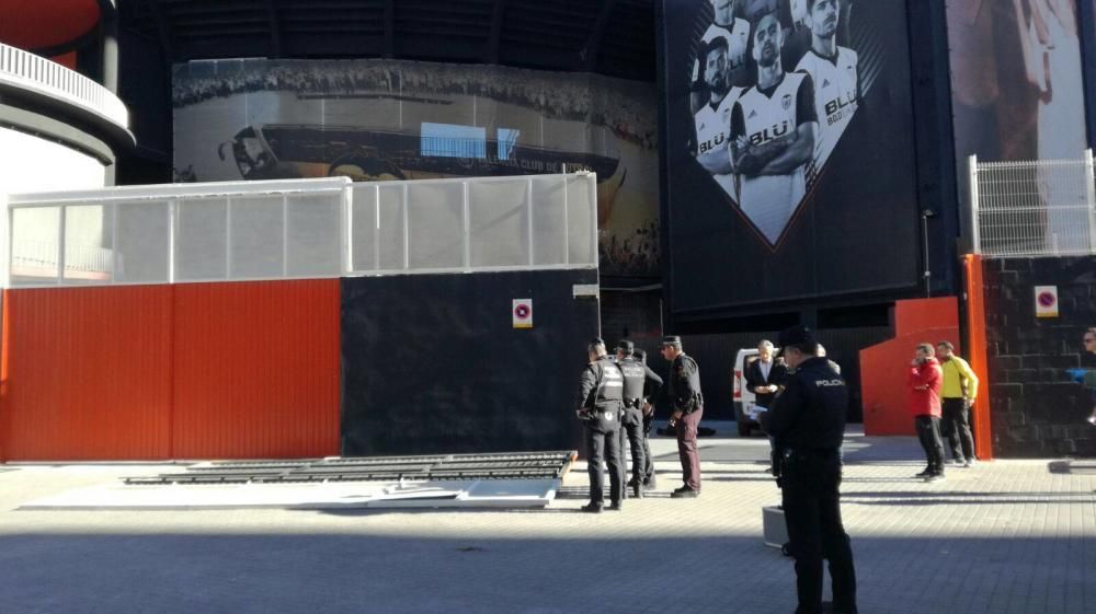 Cae una valla de Mestalla y hiere a un mujer