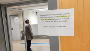 Un aviso advierte de la oligatoridad de la mascarilla en el Hospital La Fe de Valencia.