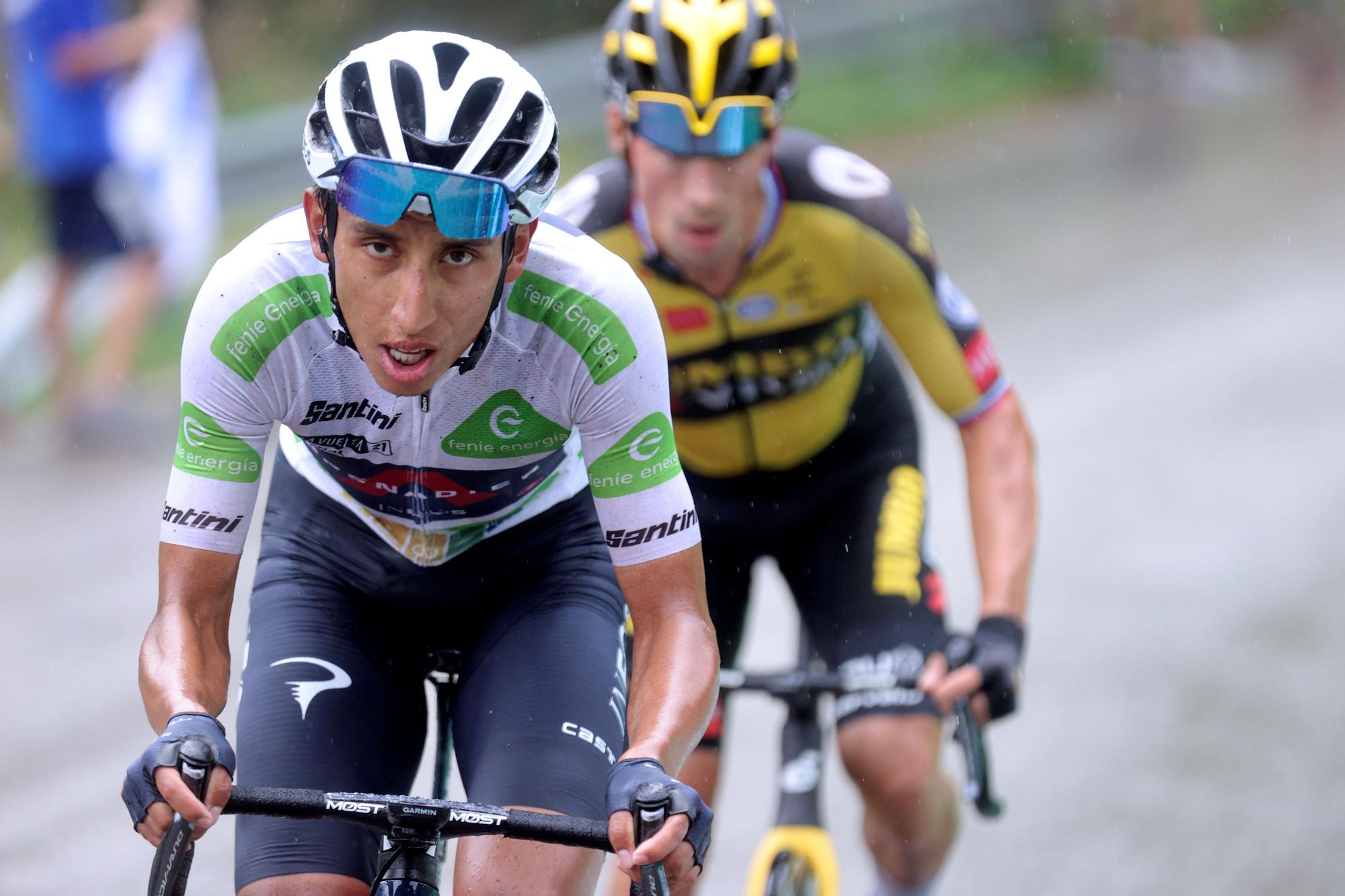 Egan Bernal, con Primoz Roglic en segundo plano, durante la última Vuelta a España.