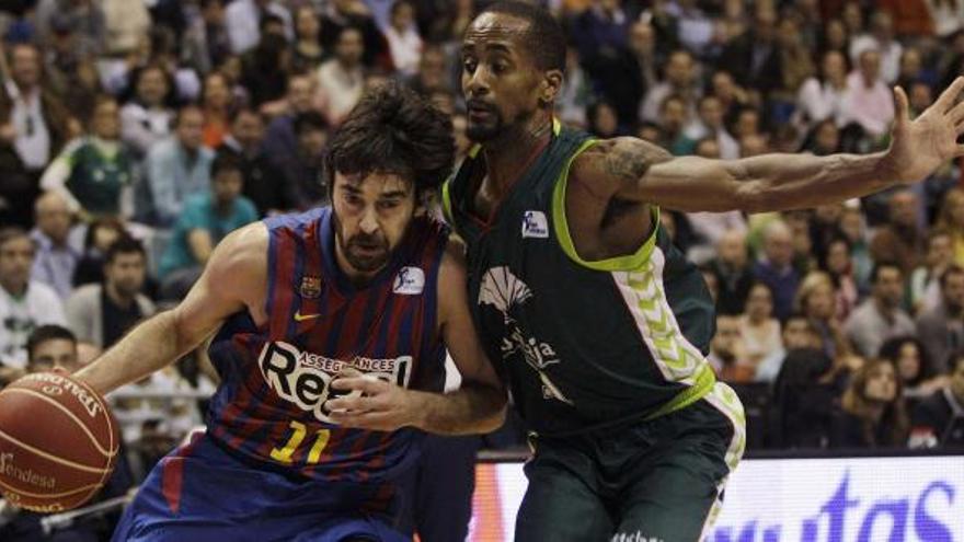 El barcelonista Navarro intenta superar a Calloway, del Unicaja. | efe