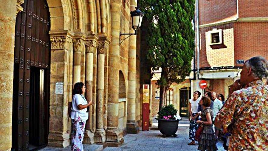 Una guía explica a un grupo de turistas detalles de la iglesia de San Juan del Mercado P.