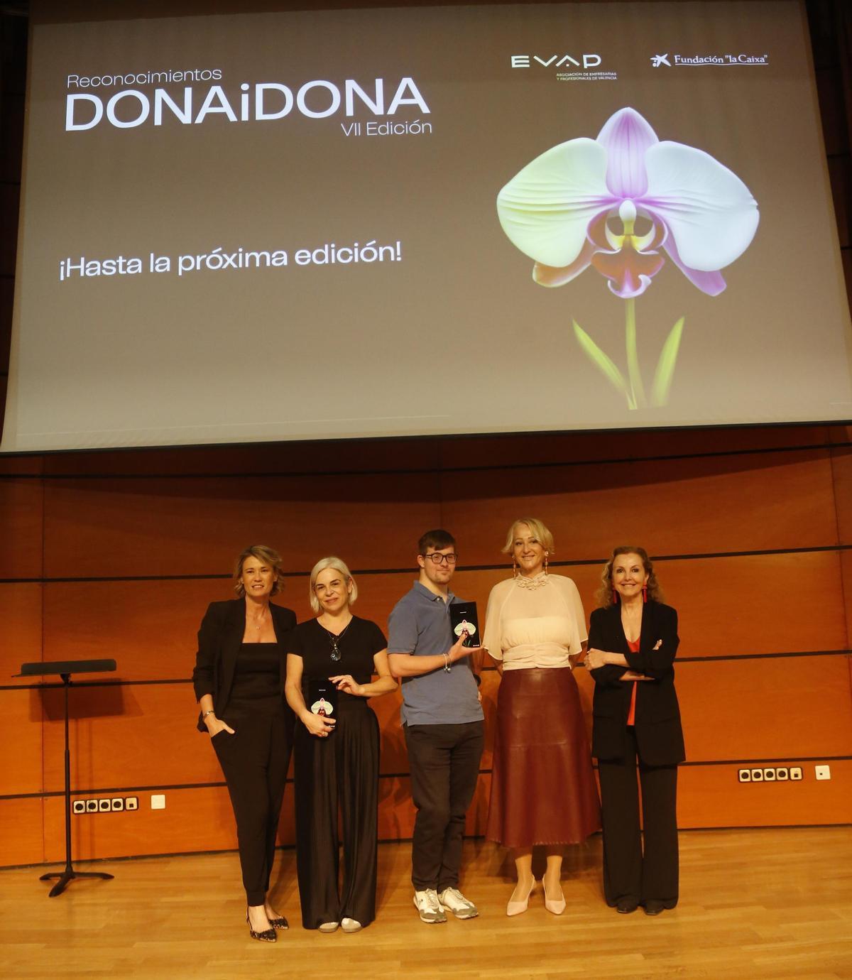 Los ganadores de los premios con Marta Iranzo y Mª Angeles Fayos.