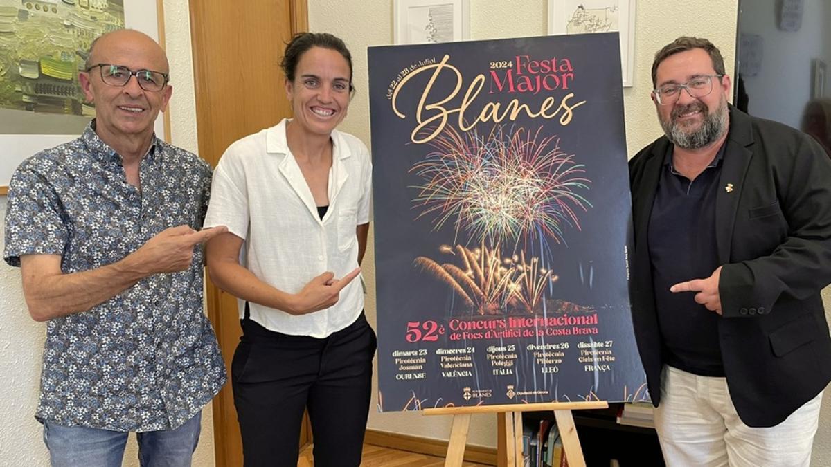 Quique Pérez, Melanie Serrano i Jordi Hernández amb el cartell de la Festa Major i del concurs de focs d'artifici de la Costa Brava.