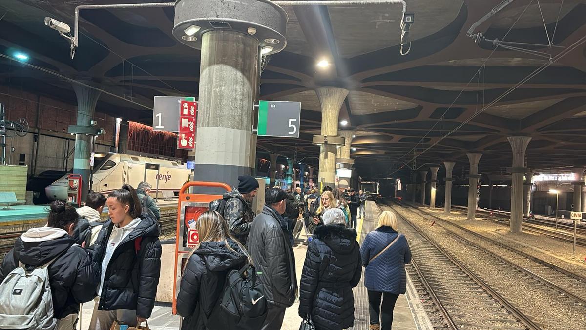 Pasajeros con destino a Gijón esperando por un cercanías