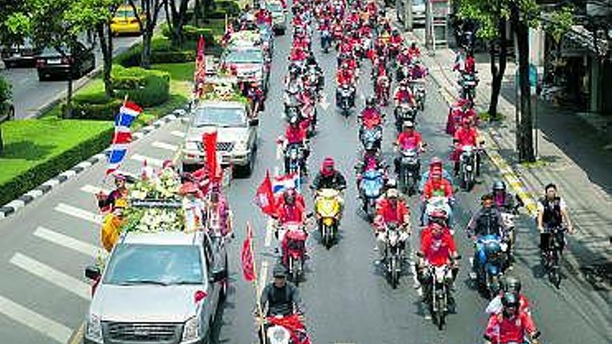 El desfile fúnebre de «camisas rojas» con los ataúdes, ayer, en Bangkok.