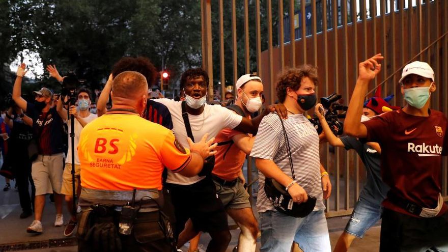 Hinchas del Barça protestan en el Camp Nou.