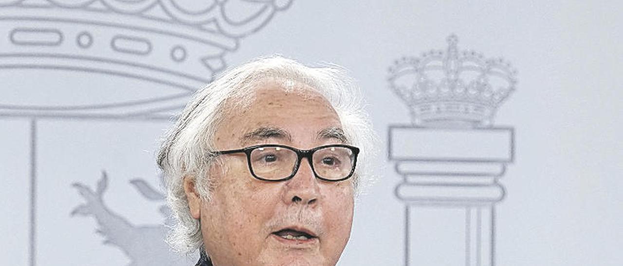 El ministro ¬Manuel Castells, ayer, durante la rueda de prensa que ofreció en la Moncloa.