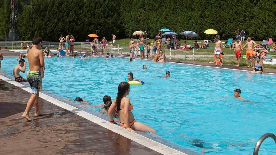 Bañistas disfrutando de las piscinas de Campo de Caso.