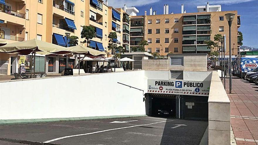 Acceso al aparcamiento soterrado de la plaza de Istán. | L. O.