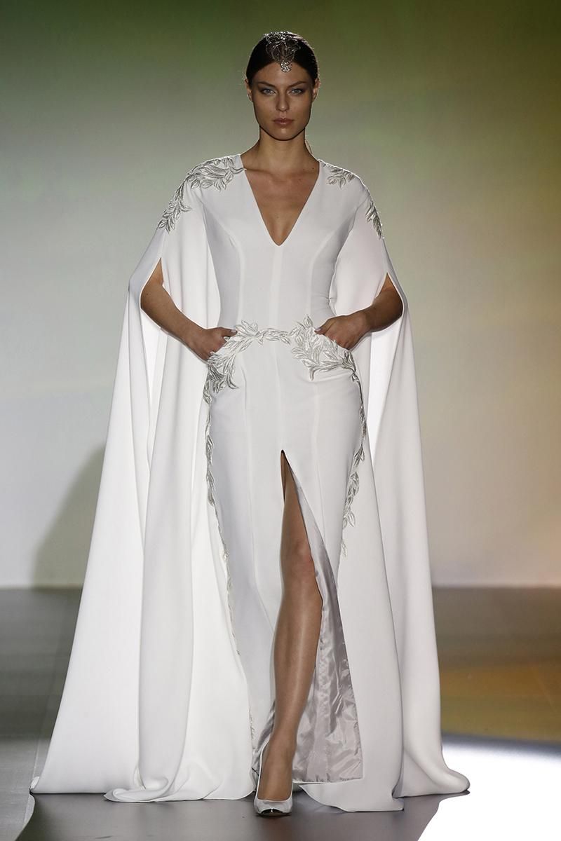 Vestido de novia con capa de Isabel Zapardiez